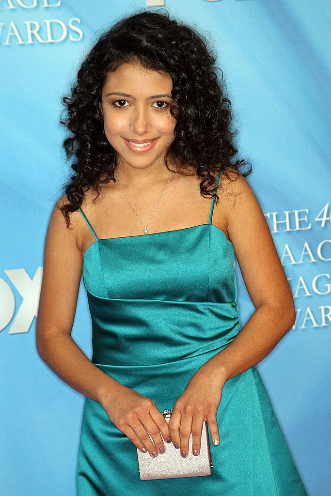 Caitlin smiling and holding a very small purse on the red carpet