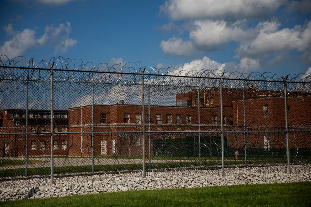 finding-love-on-prison-pen-pal-websites