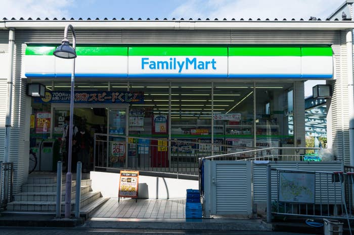 FamilyMart（ファミリーマート）の外観