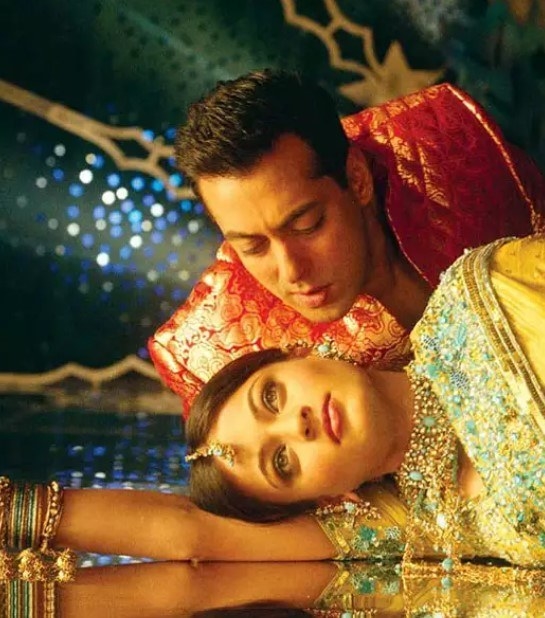 Sneha Ullal lying on the floor on her right hand with Salman Khan behind her in Lucky: No Time for Love