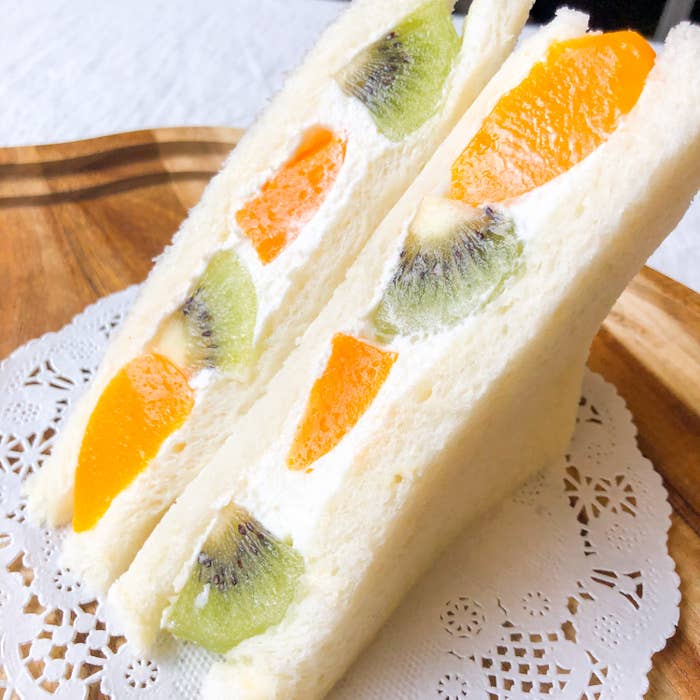 FamilyMart(ファミリーマート)のオススメのフルーツパン「ももとキウイのフルーツサンド」