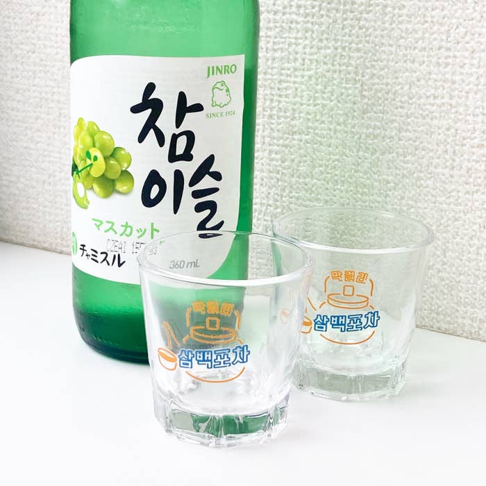 3COINS（スリーコインズ）の韓国屋台グッズ「【韓国ポチャ】ソジュグラス2個セット」