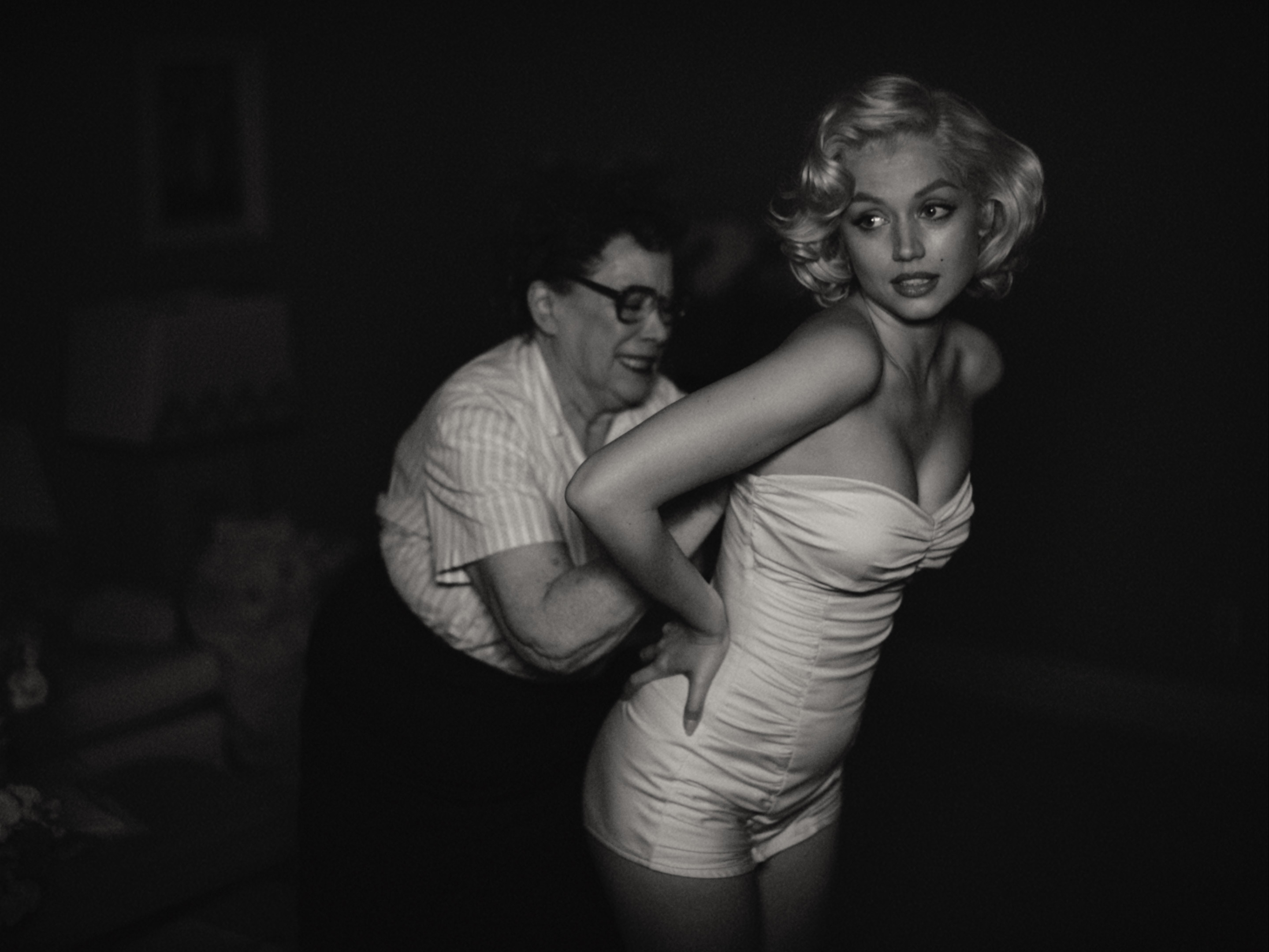 Ana de Armas as Marilyn Monroe being tucked into a bodysuit
