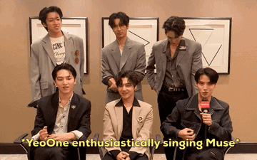 PENTAGON sat in an interview room and Yeo One (여원) is enthusiastically singing Knights of Cydoniaby- Muse All the other members are nodding Kino (키노), Wooseok (우석) &amp; Shinwon (신원) are smiling widely