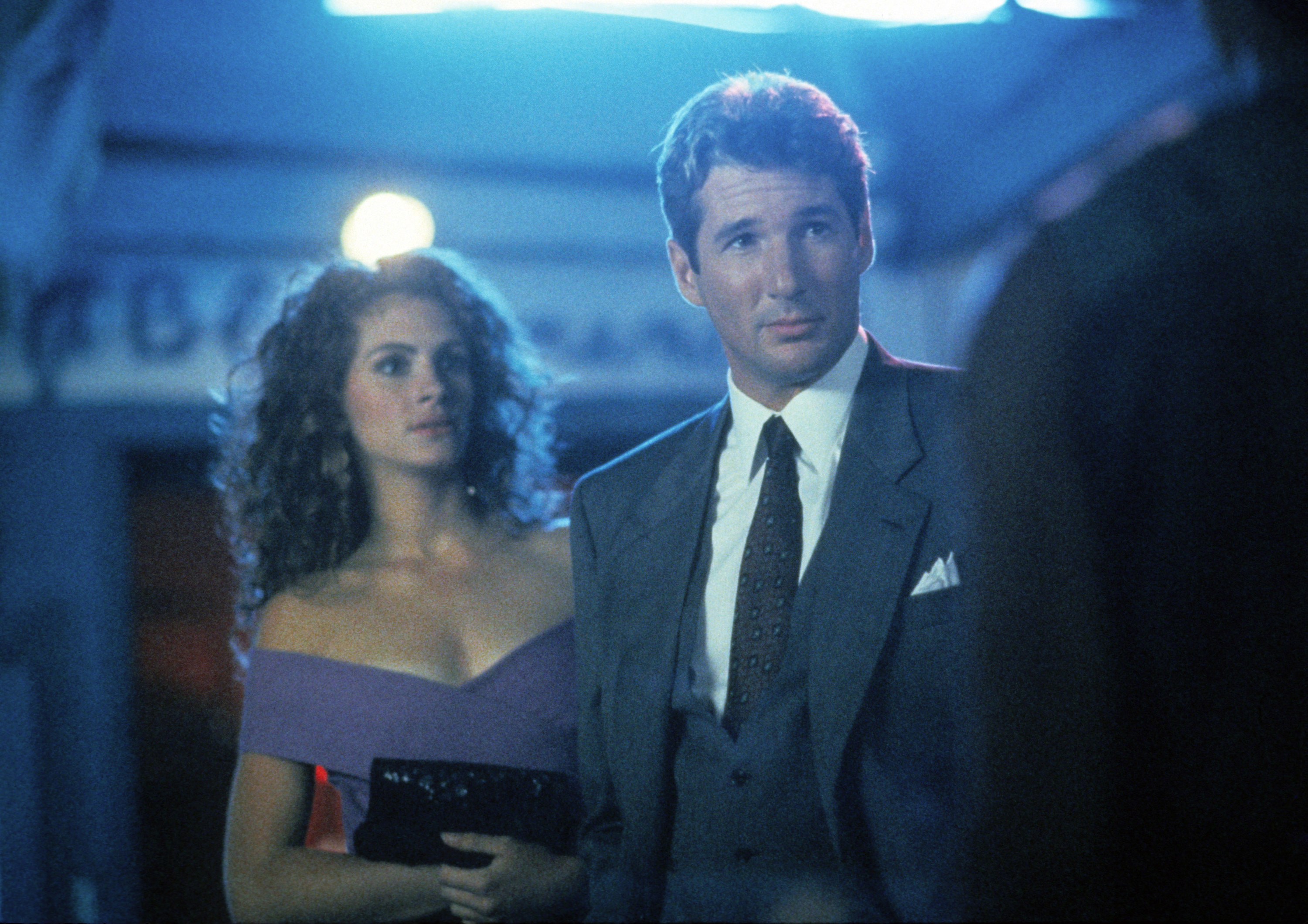 Julia Roberts and Richard Gere standing next to each other.