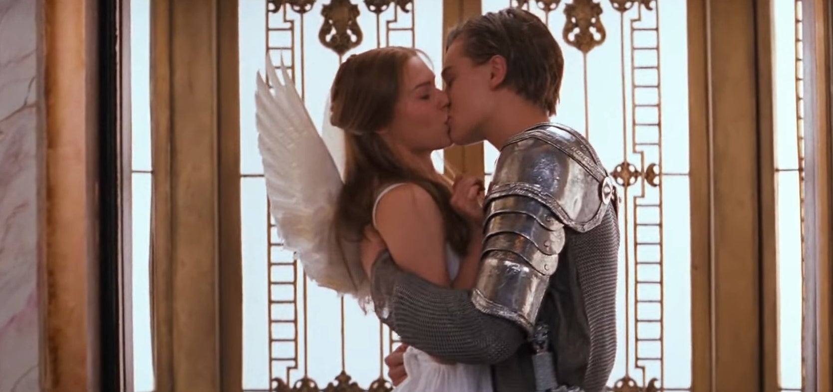 《罗密欧与朱丽叶》在“接吻罗密欧+朱丽叶〕