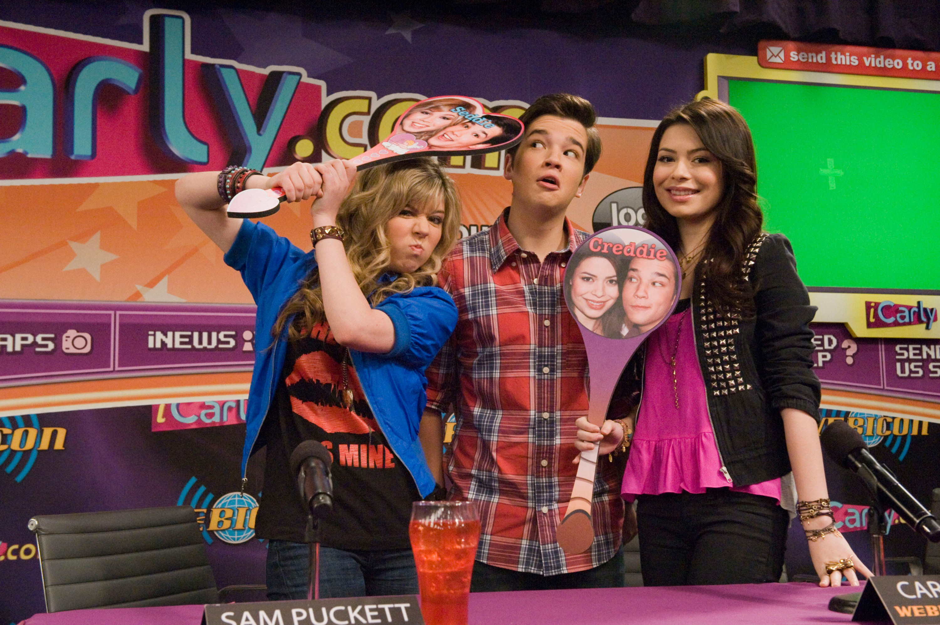 Jennette with two other castmembers of iCarly