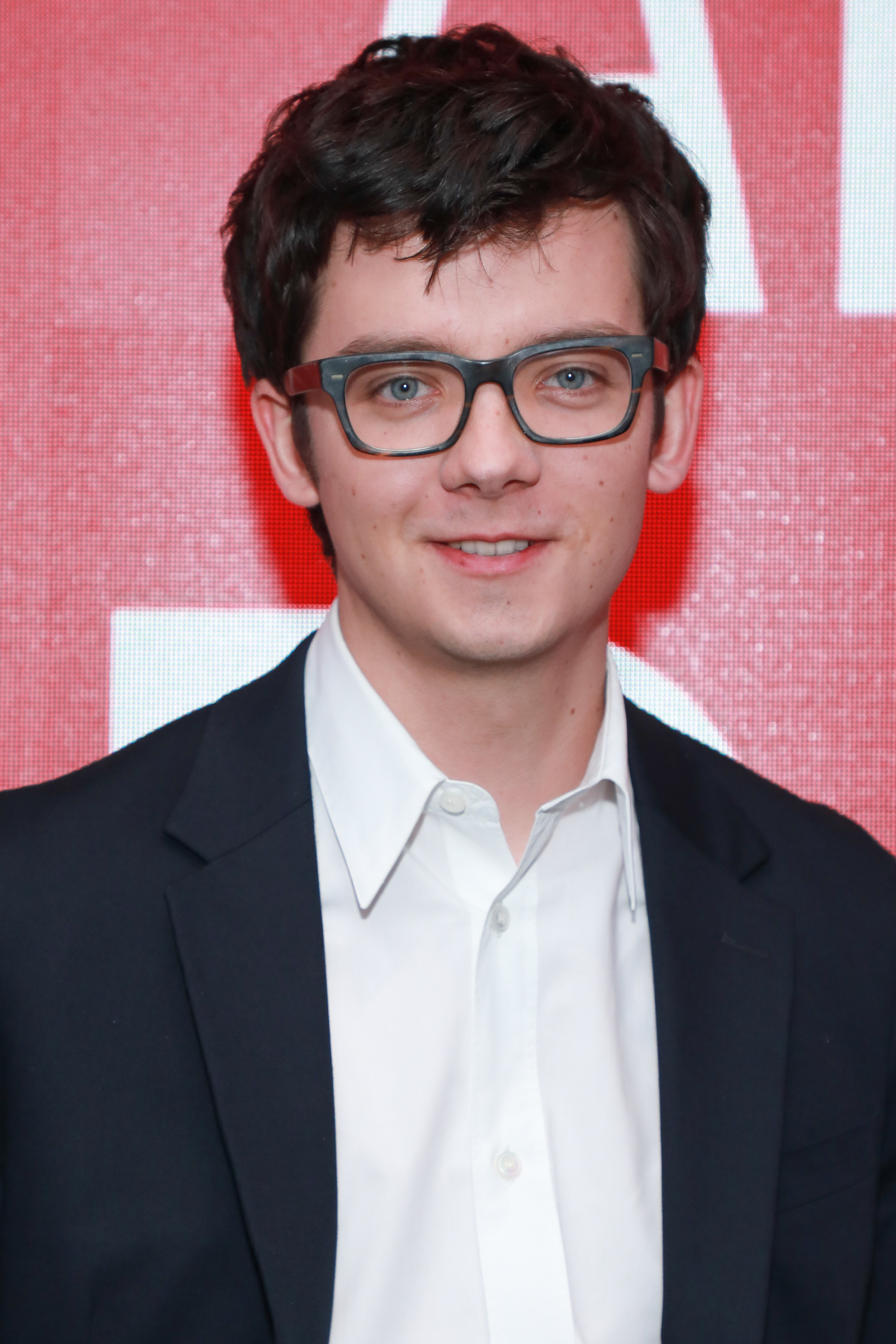 Asa Butterfield posing at a red carpet