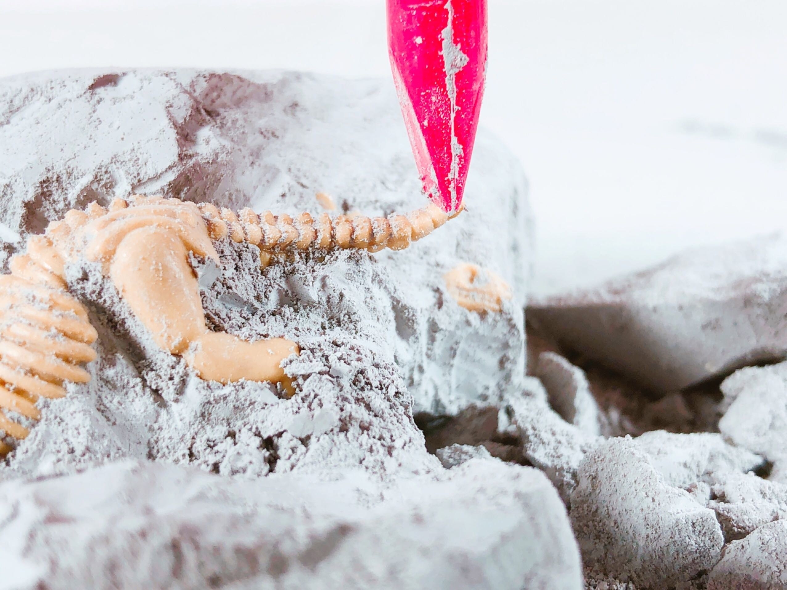 ダイソーのおすすめおもちゃ「恐竜化石玩具」