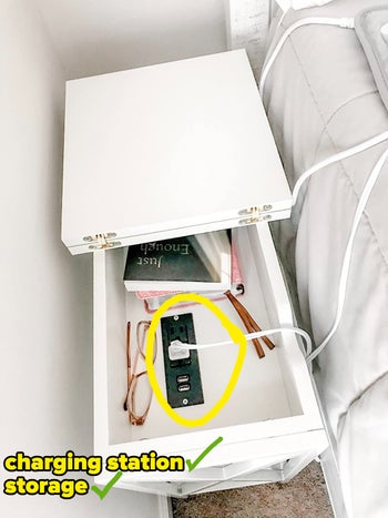the same reviewer showing the inside of the table with plugs in outlets