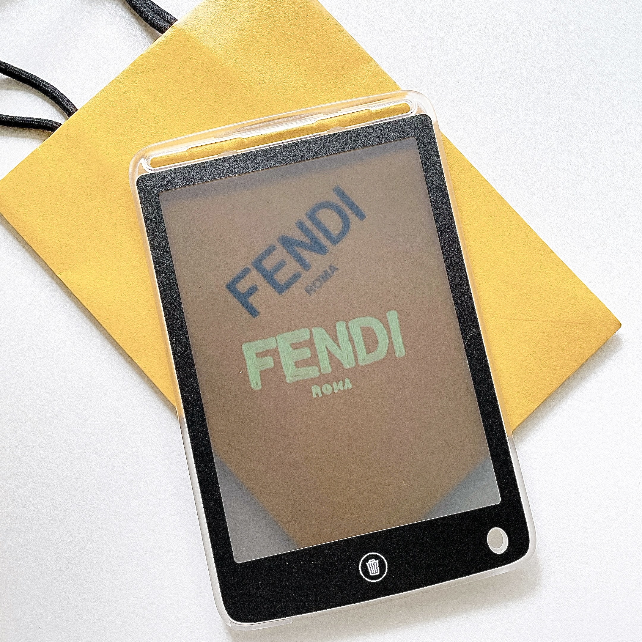 3COINS(スリーコインズ)のオススメの便利グッズ「8.5インチスケルトン電子メモパッド」