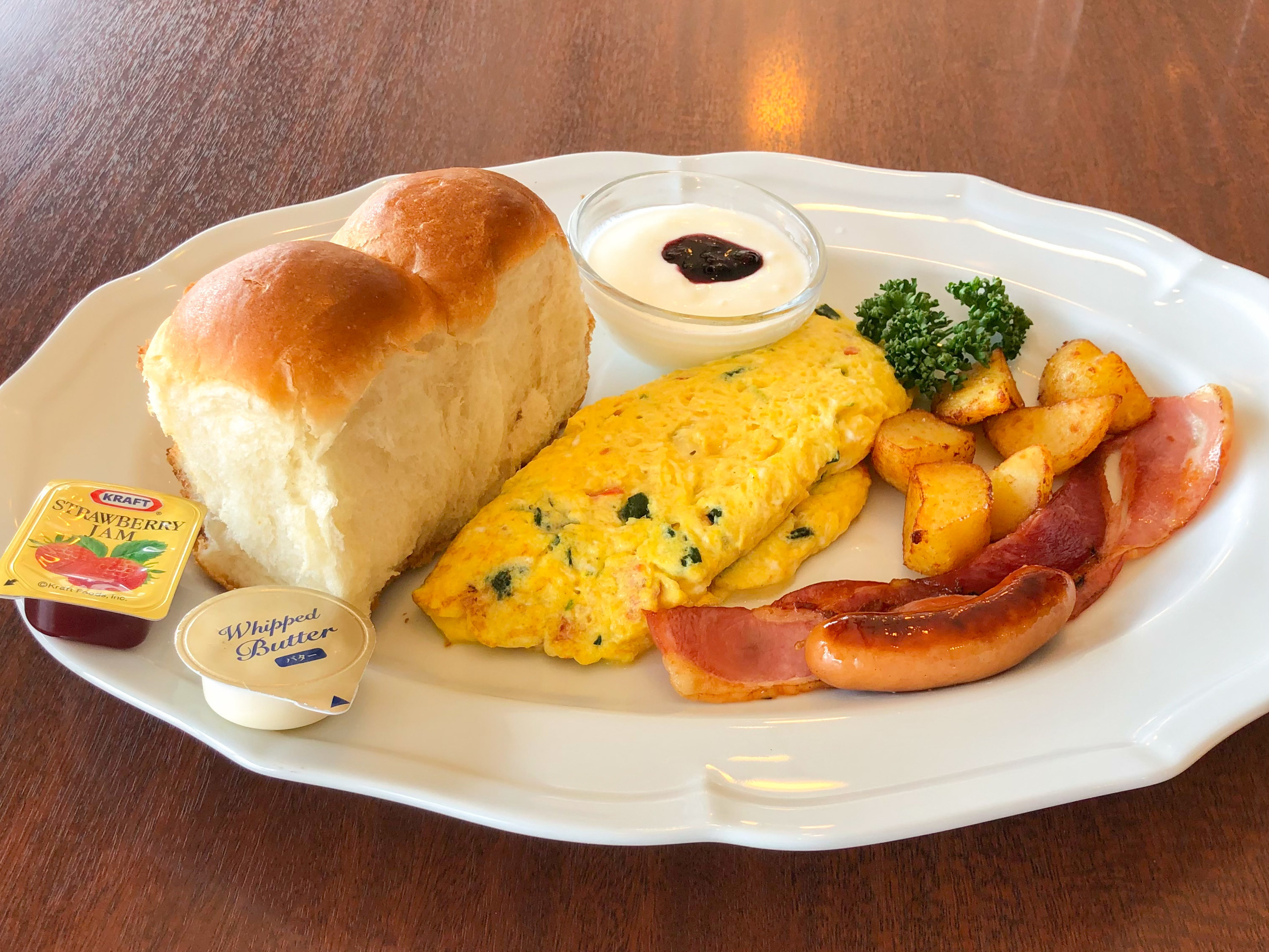 ロイヤルホストのおすすめメニュー「オムレツプレート(モーニング英国風パン)」