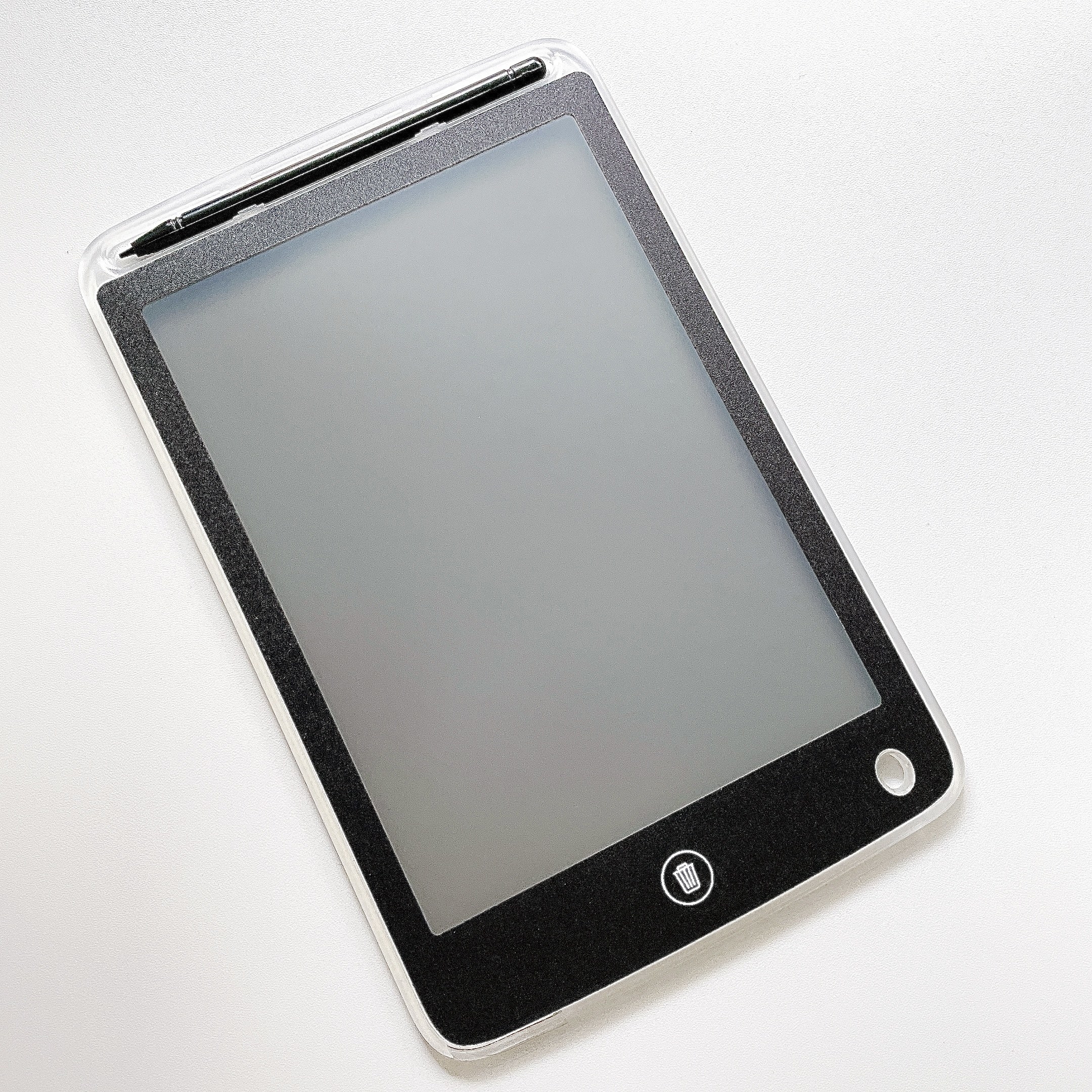 3COINS(スリーコインズ)のオススメの便利グッズ「8.5インチスケルトン電子メモパッド」