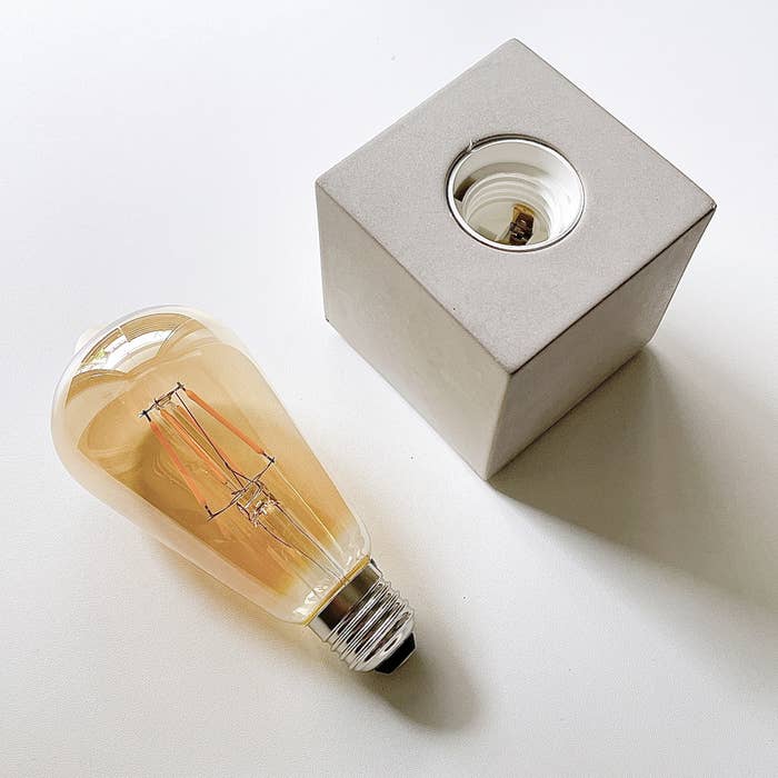 3COINS（スリーコインズ）のオススメのインテリア「電球型LEDライト四角」