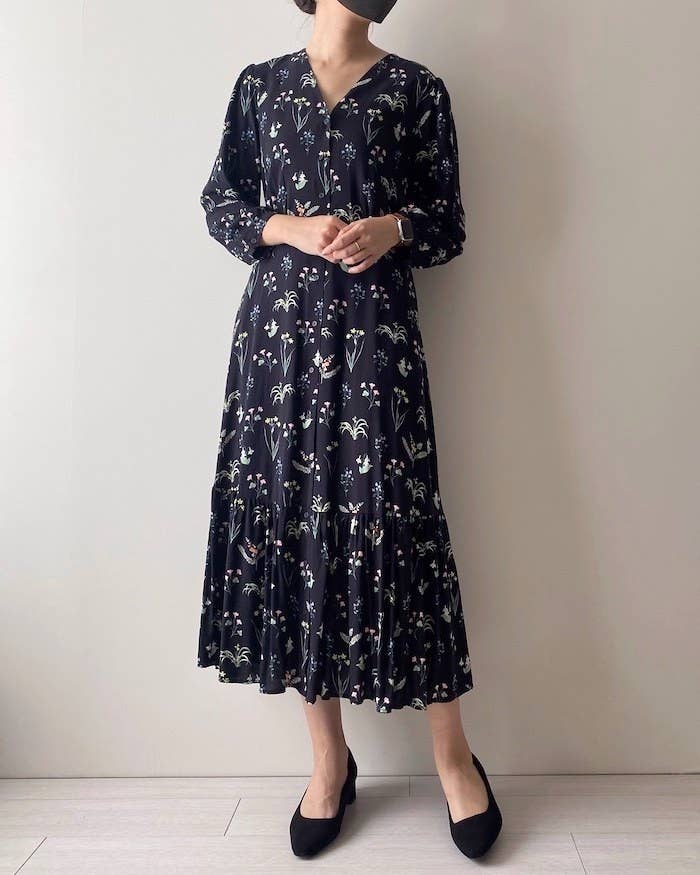 レトロ風デザインが可愛い ユニクロの 花柄ワンピース 羽織るだけでオシャレなんです