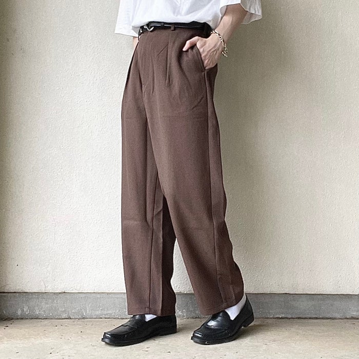 GU ベージュカーブタックアンクルパンツ