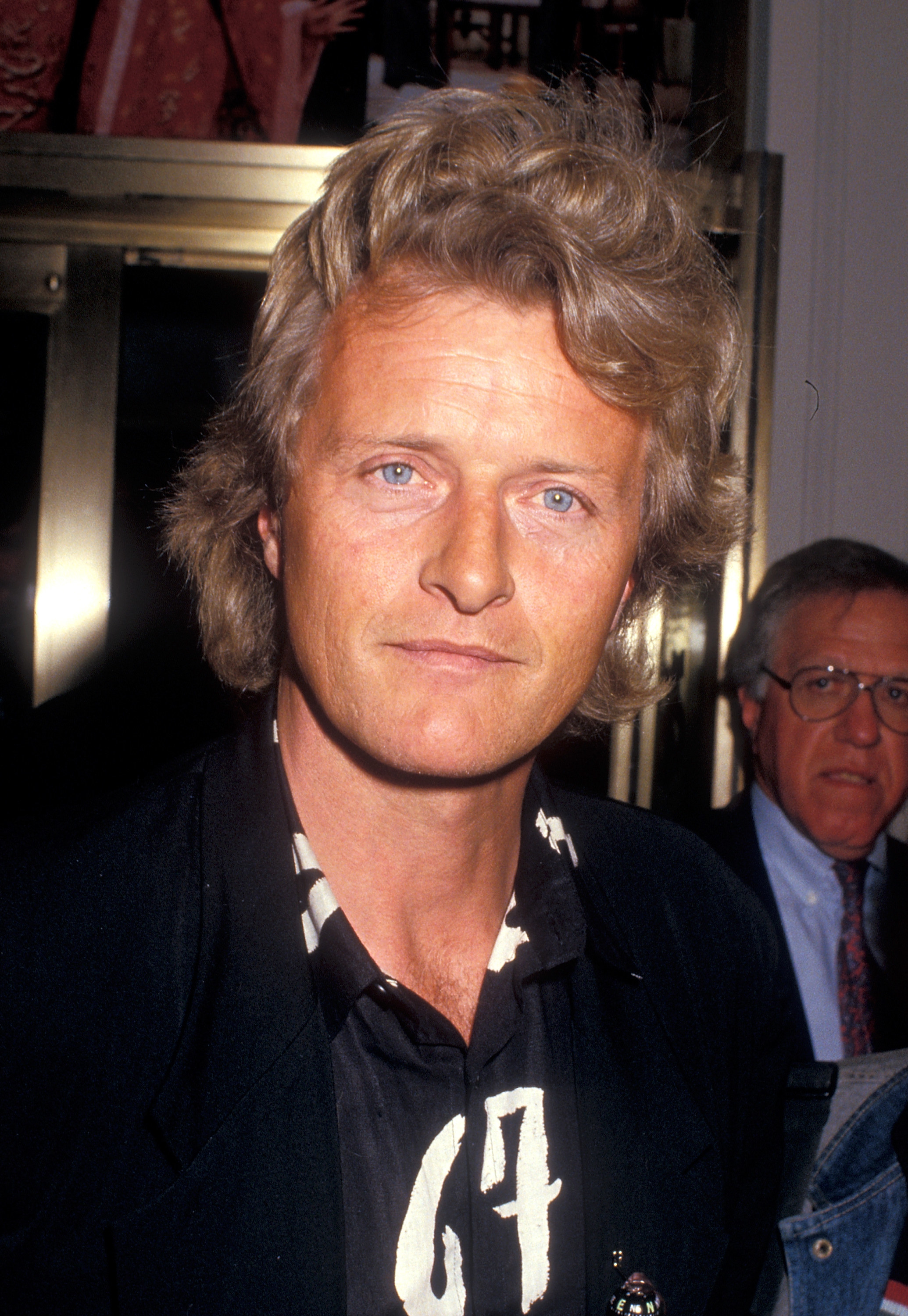 Rutger Hauer posing for a picture outside of a theater