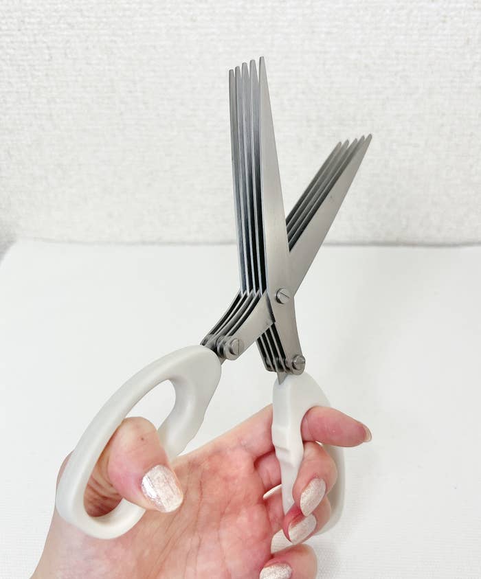 3COINS（スリーコインズ）の便利なキッチンアイテム「みじん切りはさみ」