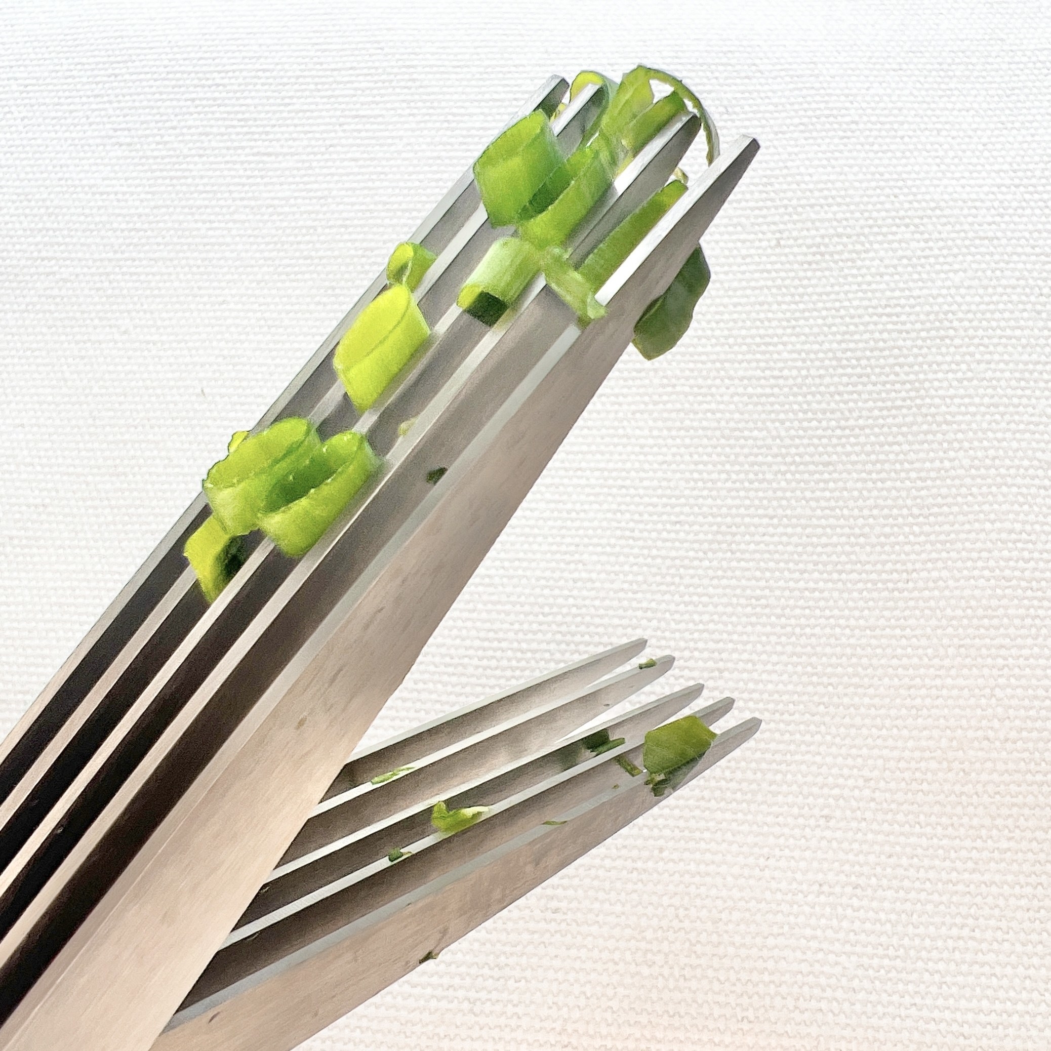 3COINS（スリーコインズ）の便利なキッチンアイテム「みじん切りはさみ」