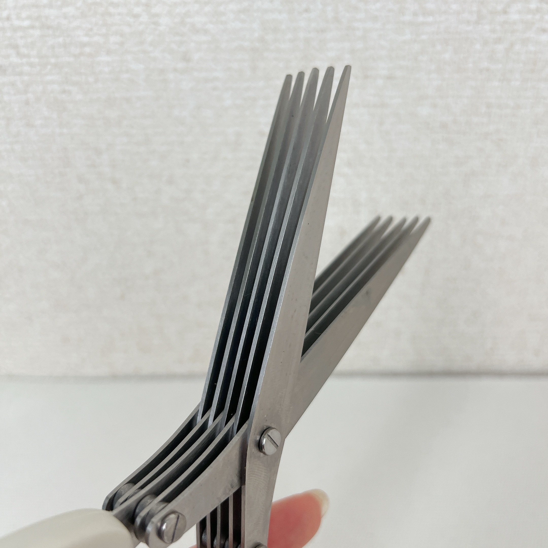 3COINS（スリーコインズ）の便利なキッチンアイテム「みじん切りはさみ」