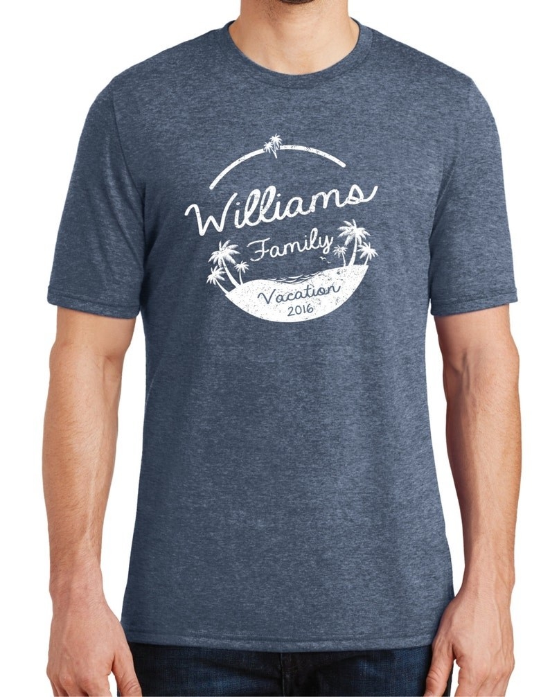 模型穿着威廉姆斯2016年家庭度假衬衫与棕榈树的海滩风景背景的衬衫设计。