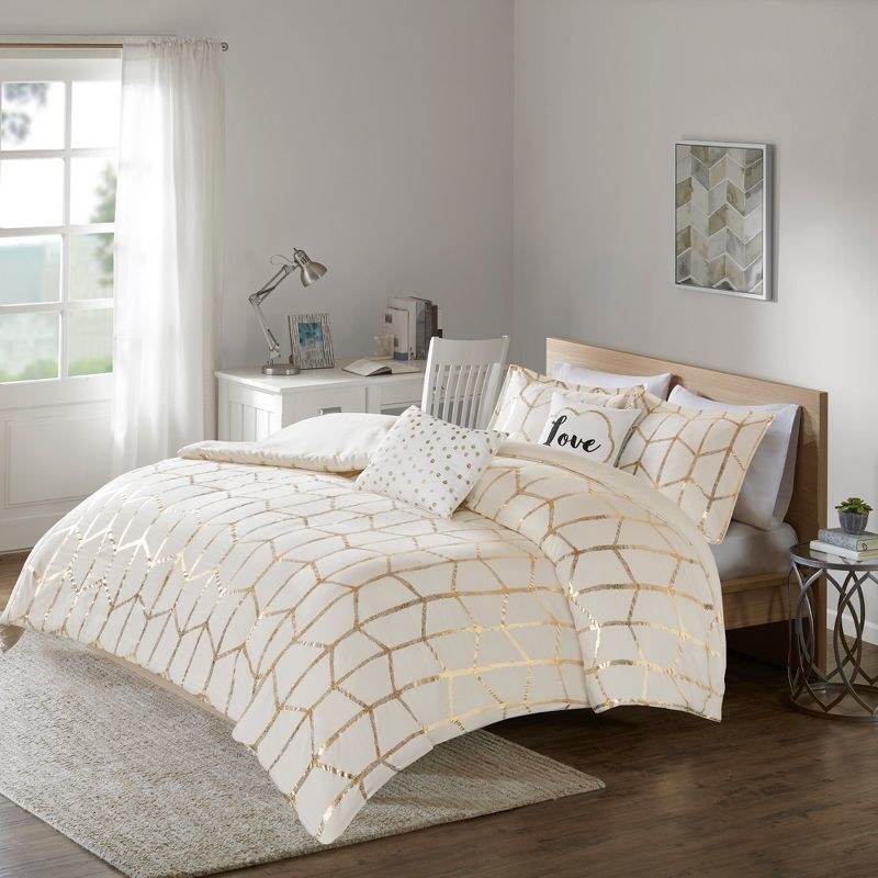 The duvet set in the color Ivory/Gold