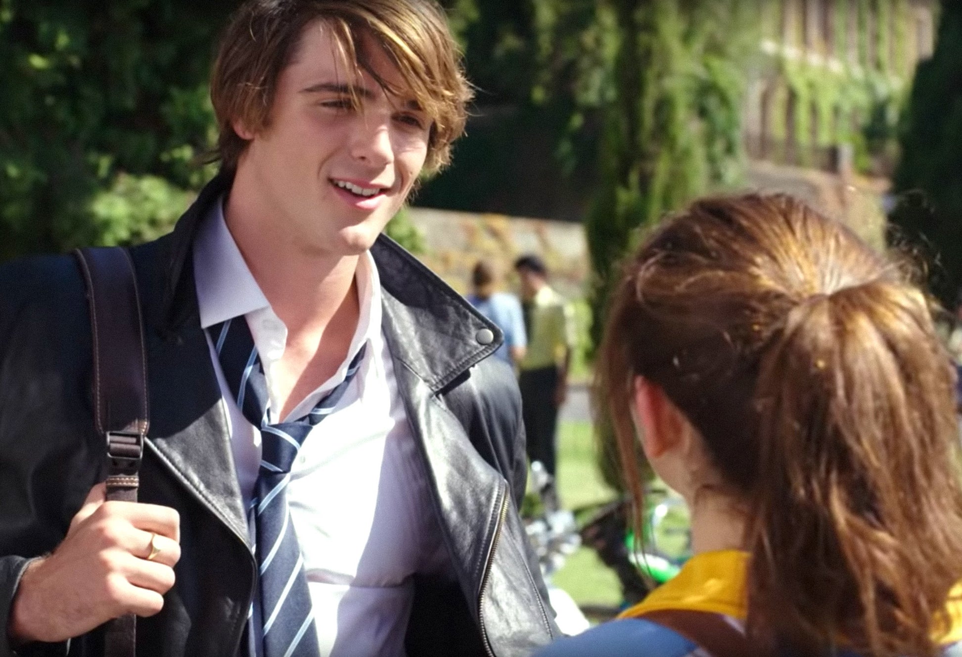 Jacob Elordi smiling and talknig to a girl on campus in &quot;The Kissing Booth&quot;
