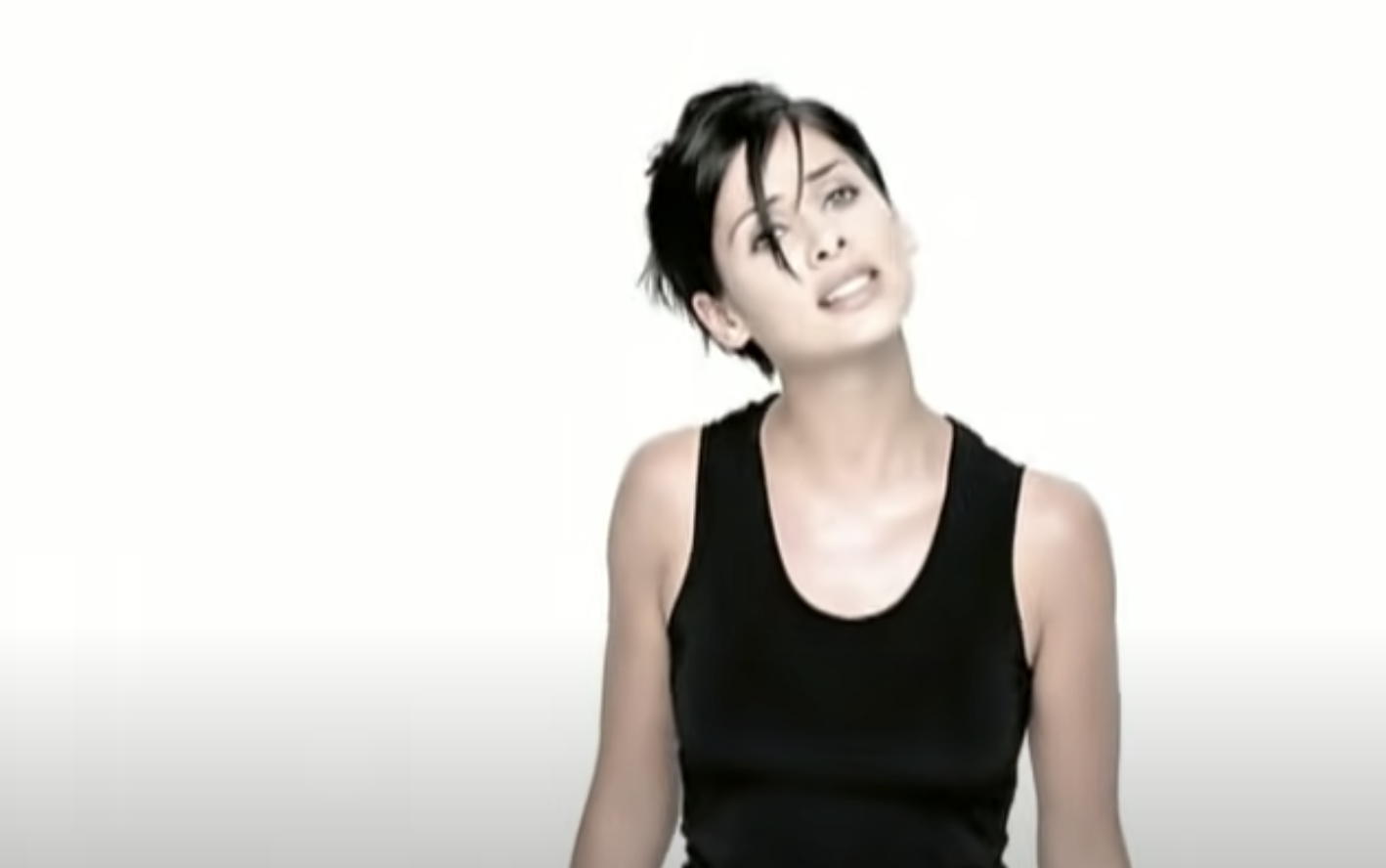 Natalie Imbruglia sings in a white room