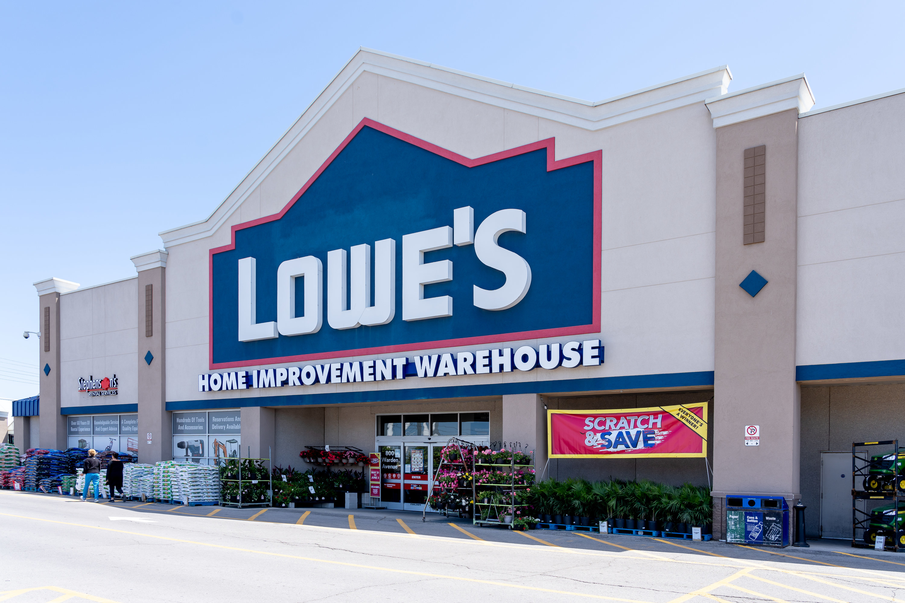 the exterior of a lowe&#x27;s store