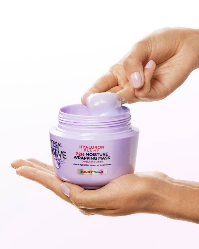 Mascarilla Loreal con ácido hialurónico para hidratar pelo