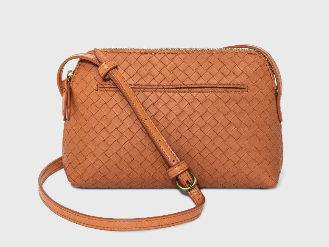 the bag in woven light brown