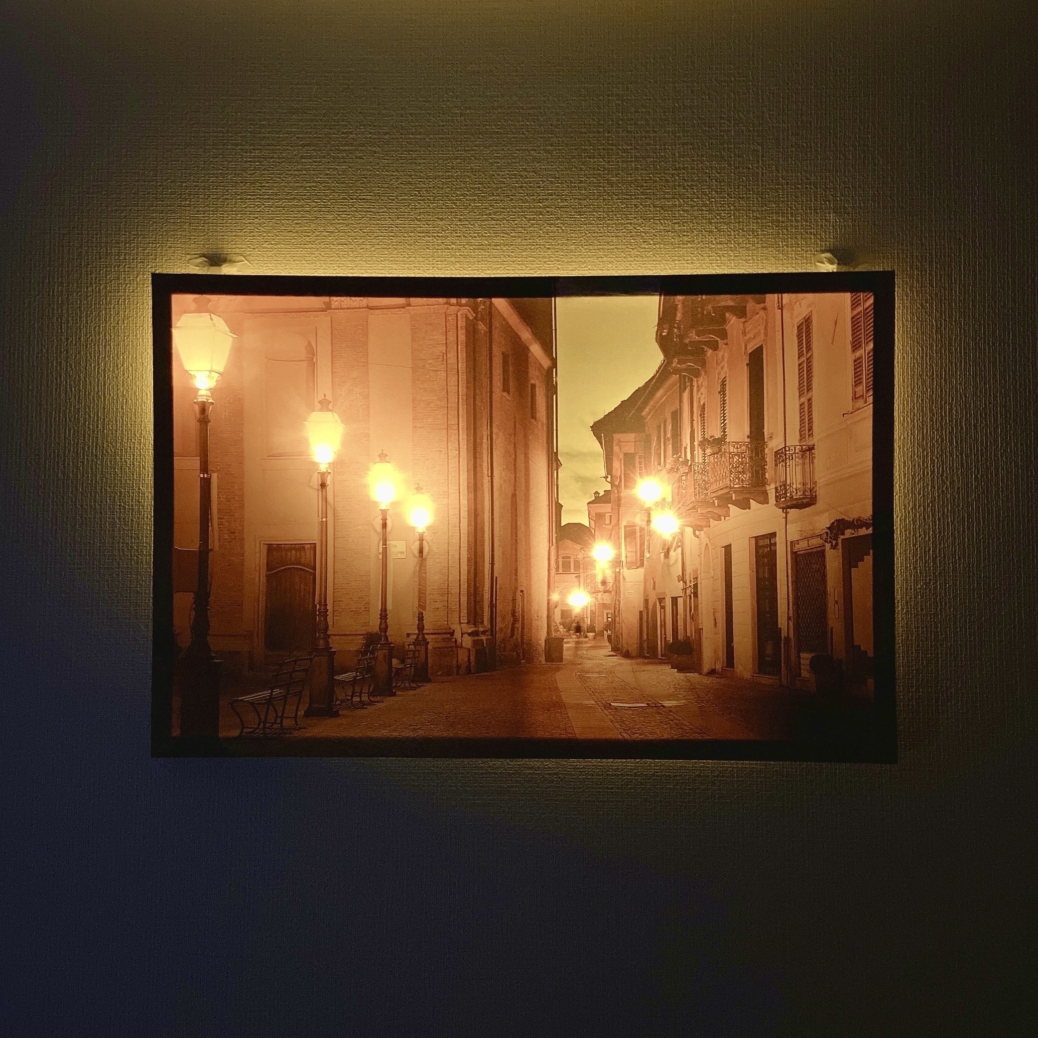 ニトリのオススメインテリア「LEDキャンバスポスター（ストリートランプ）」