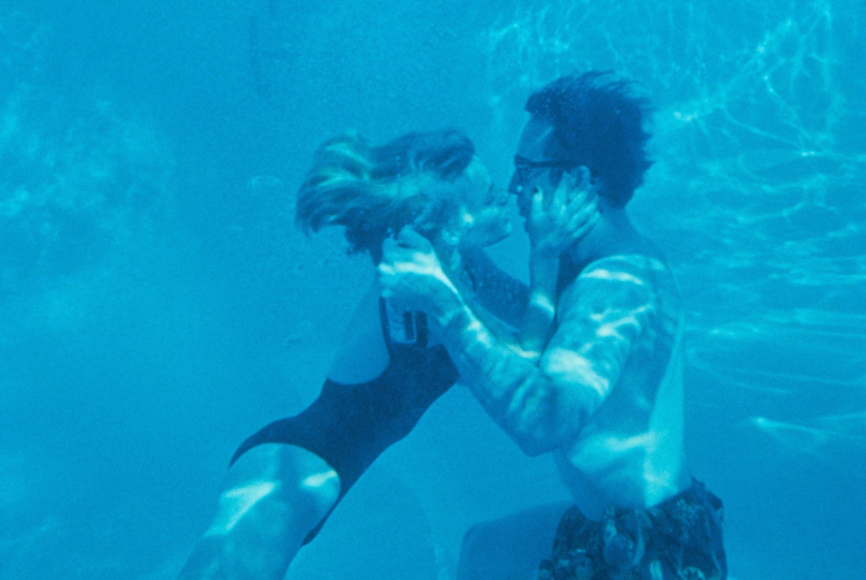 Nicolas Cage and Elisabeth Shue kiss underwater in a pool