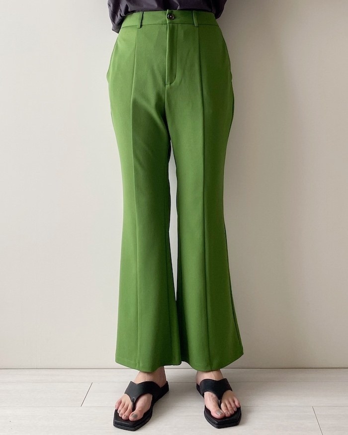 GU（ジーユー）のオススメレディースファッション「カットソーカラーフレアスラックス（丈標準67.0～71.0cm）」のコーディネート