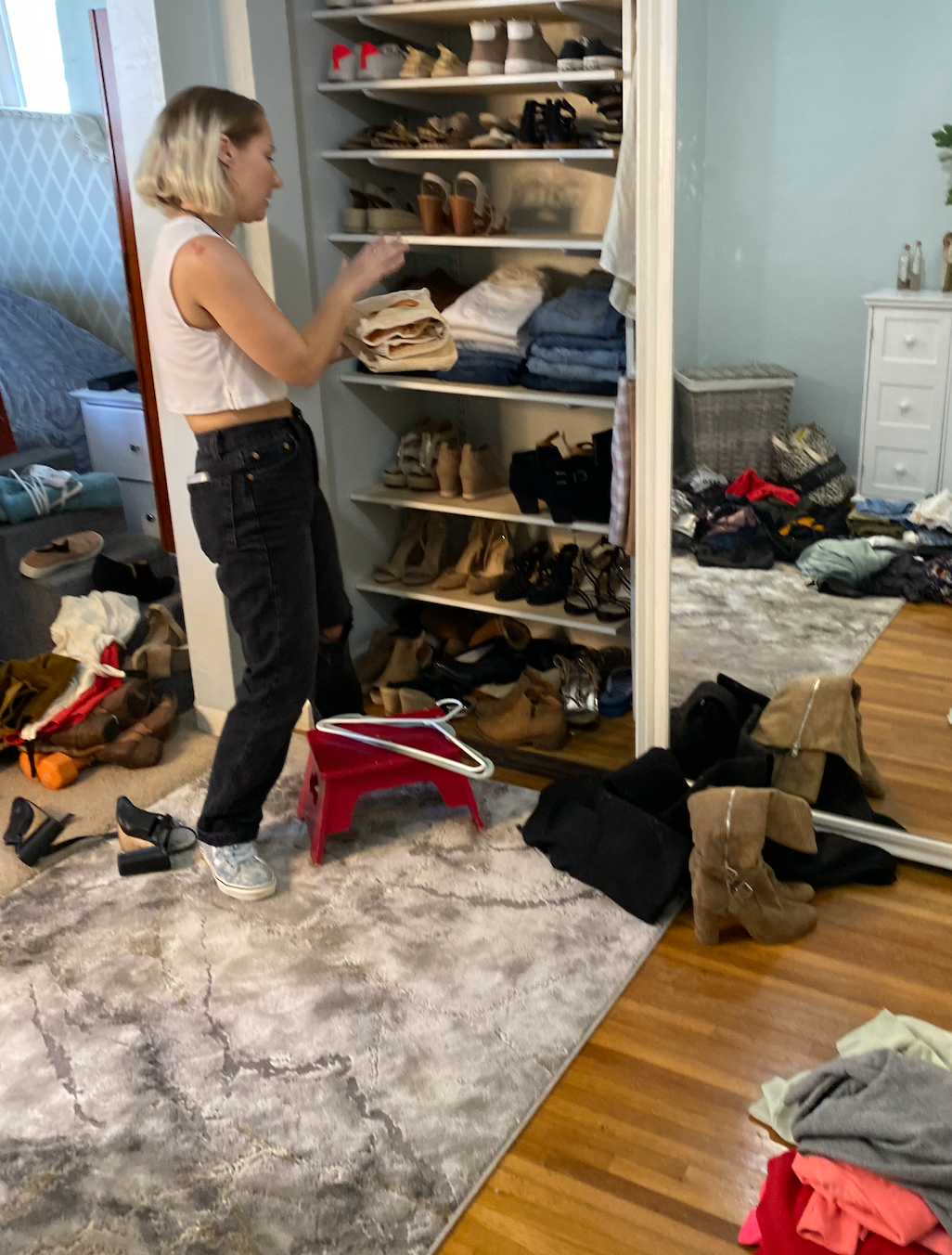 Professional Helps Me Organize My Messy Closet - 10