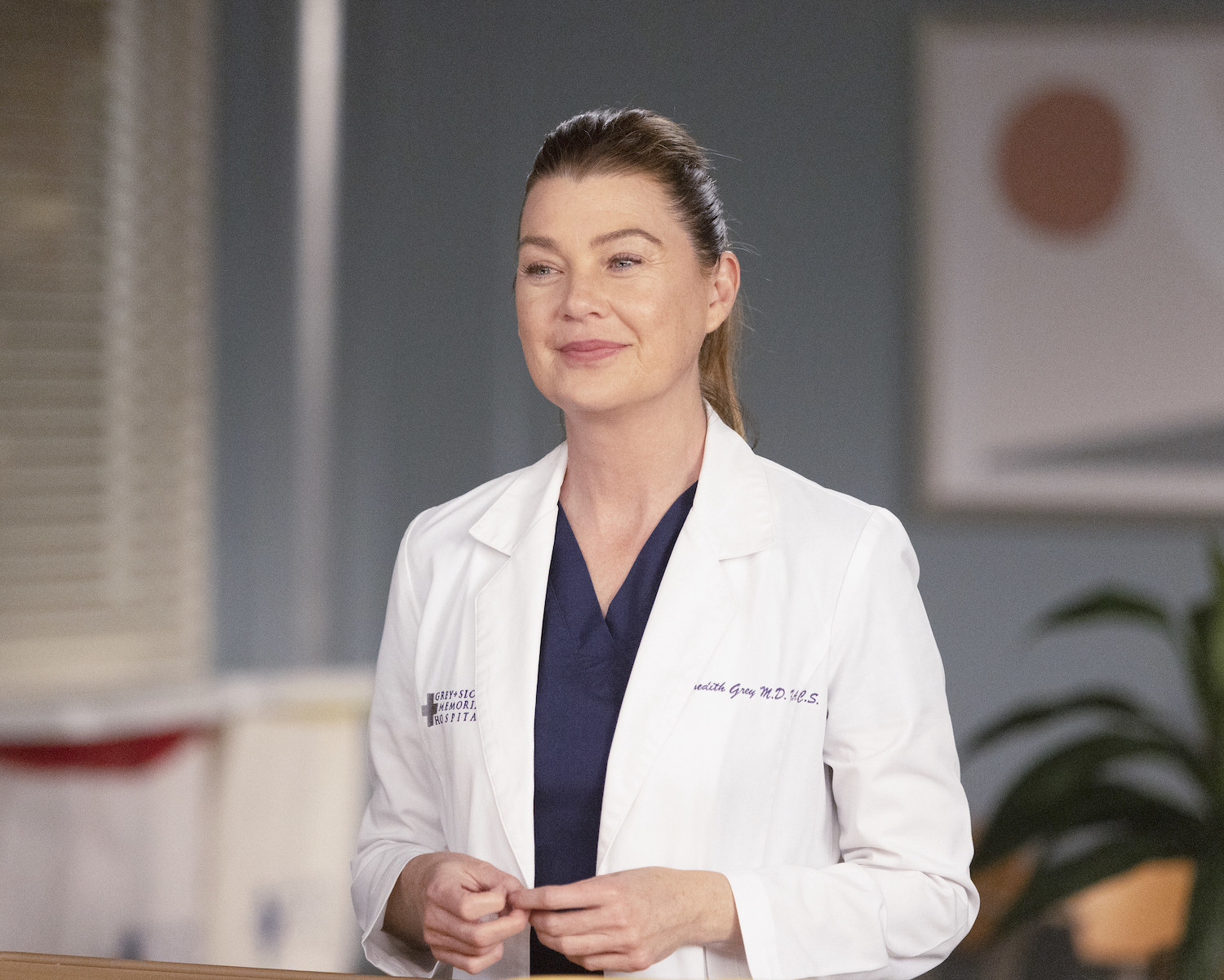 close up of meredith in a doctor&#x27;s coat