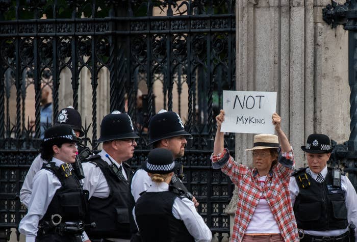Police In The UK Have Arrested Activists For Protesting The British Monarchy Sub-buzz-7222-1662992984-20