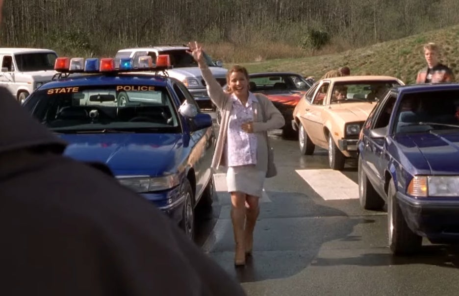 pregnant woman gets out of her car during a traffic jam in &quot;final destination 2&quot;