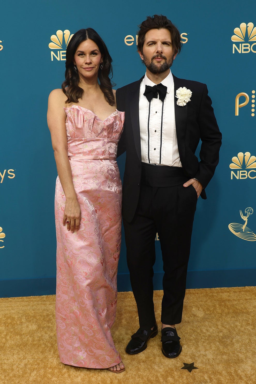 Celebrity Couples At The 2022 Emmy Awards Red Carpet(02)