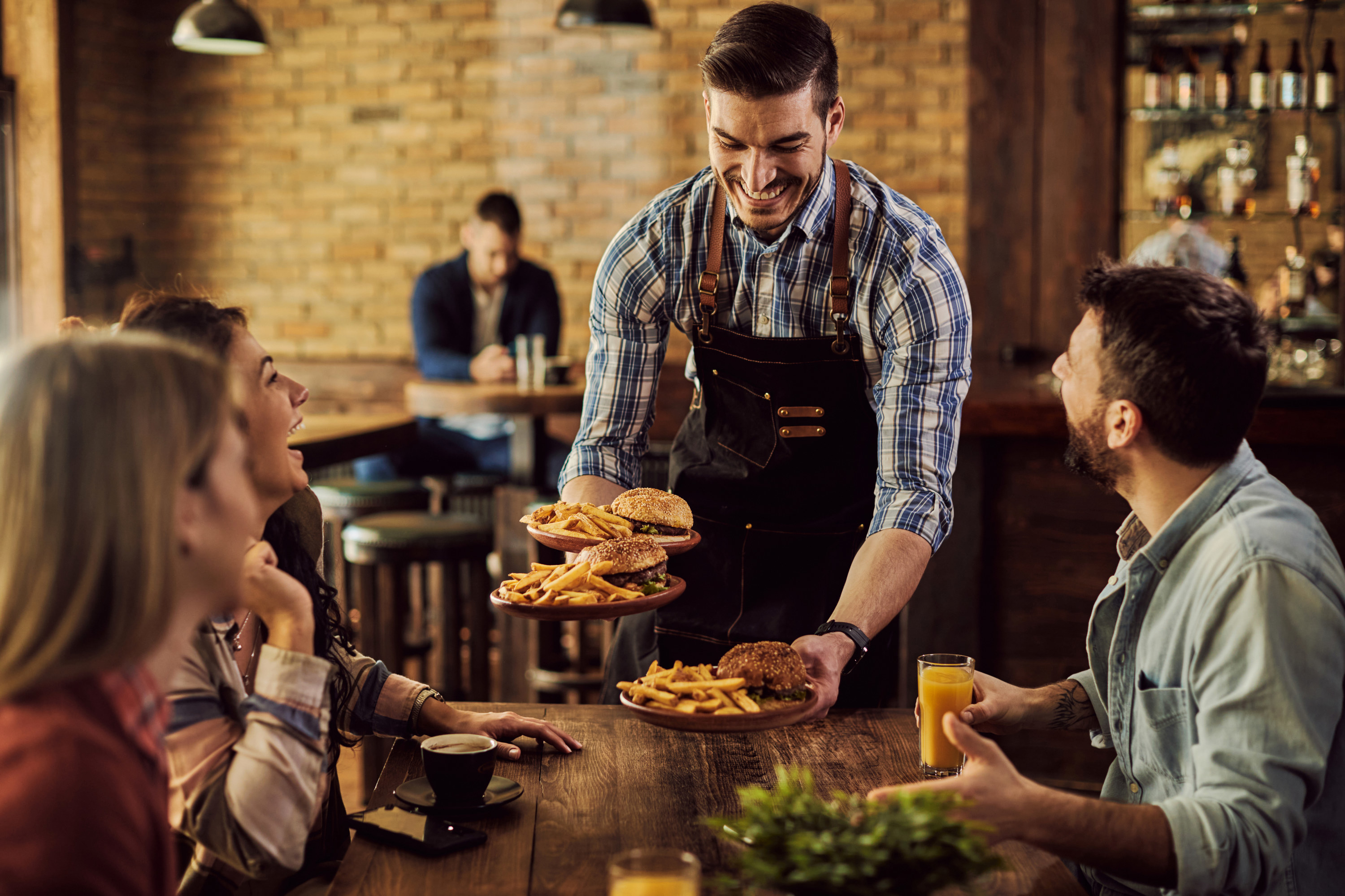 Рестораны предлагают. Waiters talk about what really goes on behind the Scenes at Restaurants.