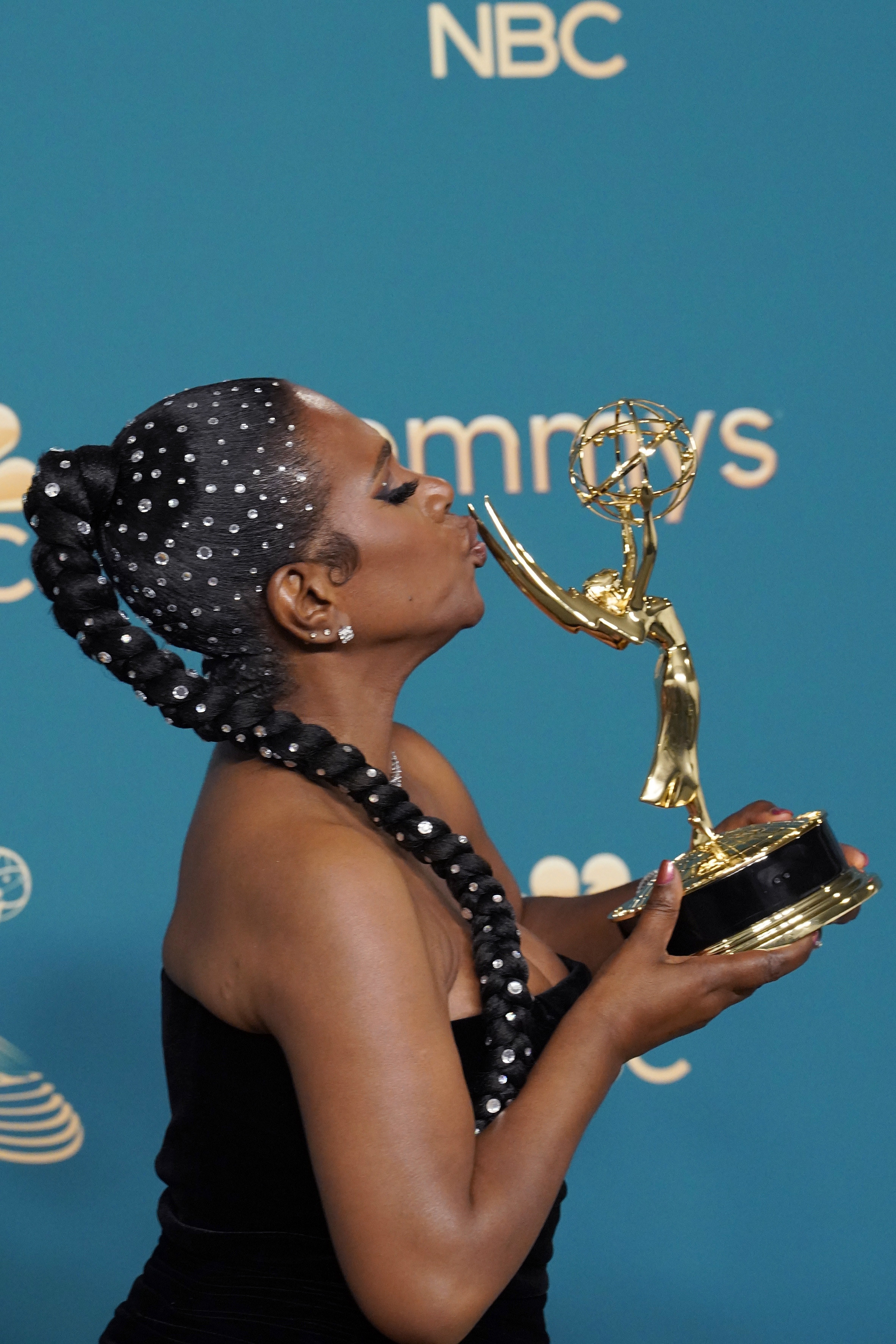 Sheryl kissing her Emmy