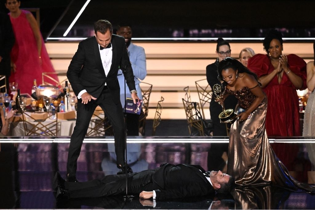 Will Arnett coming to help grab Jimmy off the floor after Quinta&#x27;s speech
