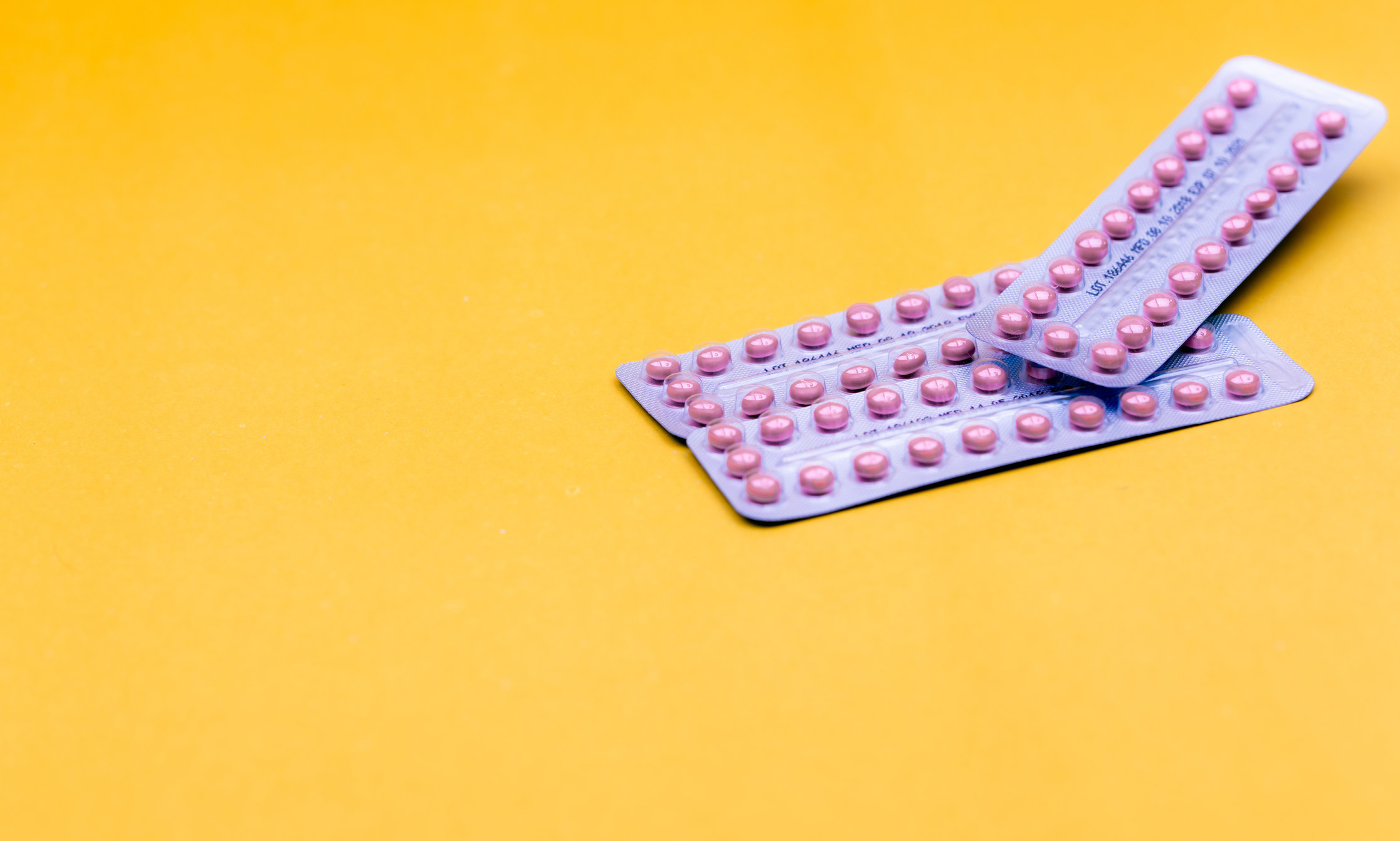 Regla escasa y marrón con pastillas anticonceptivas