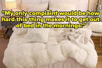 米色蓬松的羽绒被盖放在床上，上面的文字写着“我唯一的抱怨是，这东西让我早上很难起床。”