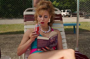 来自陌生人的惠勒夫人坐在游泳池旁的椅子上，一边阅读新的可乐