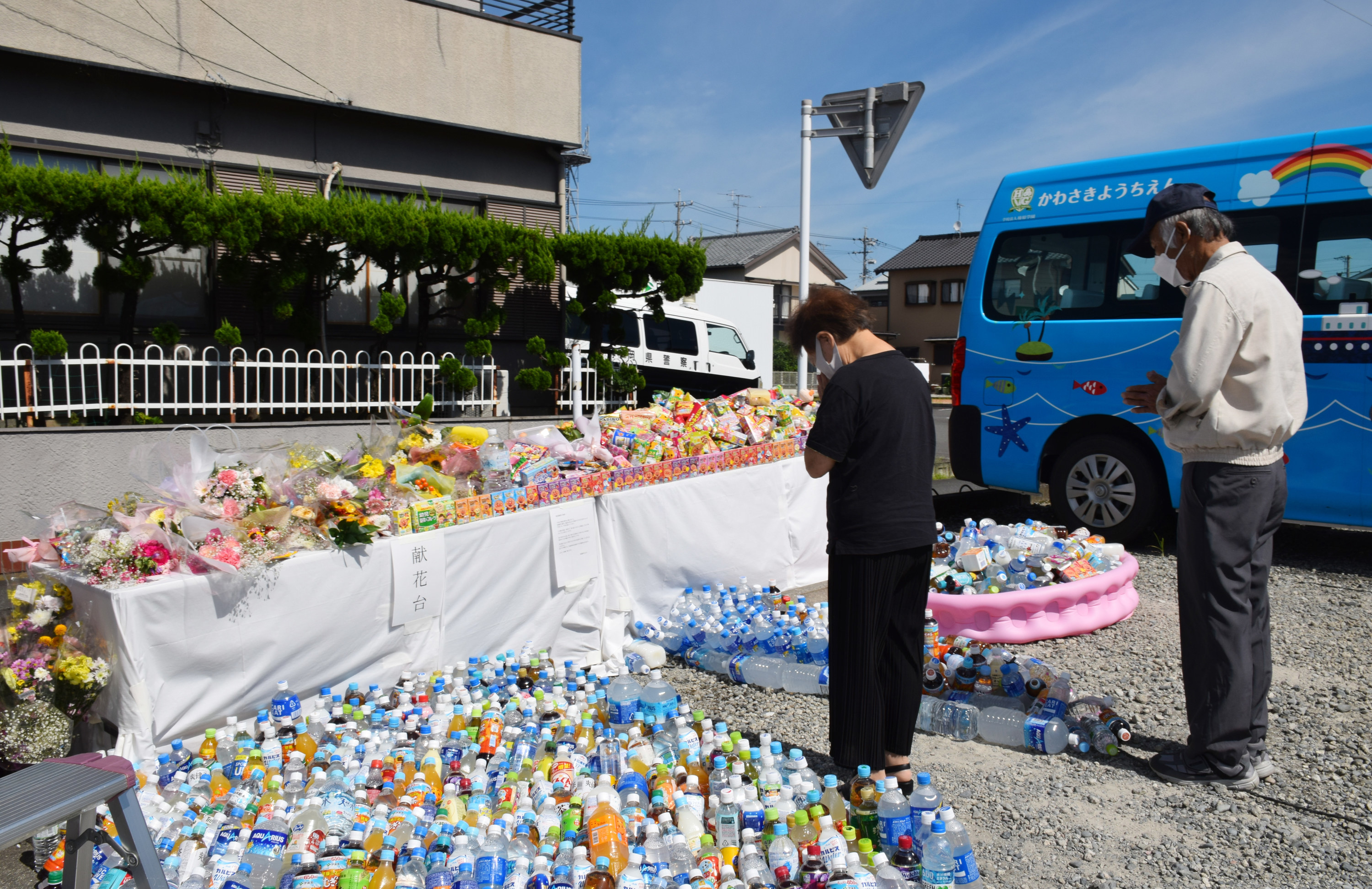 園児をバスに残したまま離れた」21人が経験あり。バス置き去り
