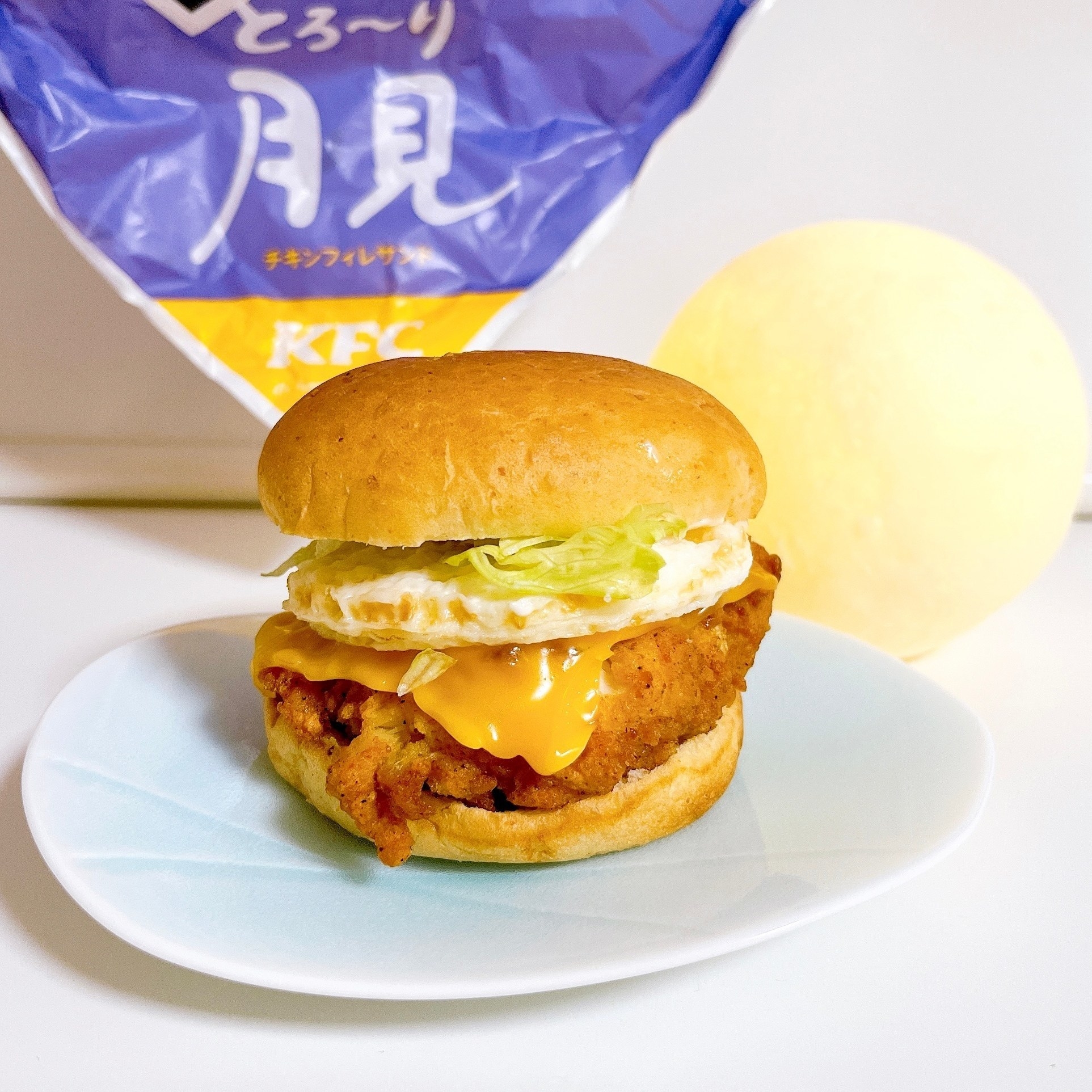 ケンタッキー・フライド・チキン（KFC）のおすすめメニュー「とろ～りチーズ月見フィレサンド」