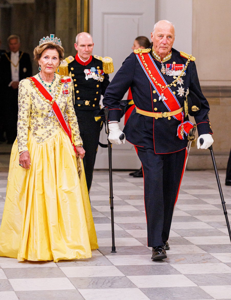 the king and queen dressed in royal clothing