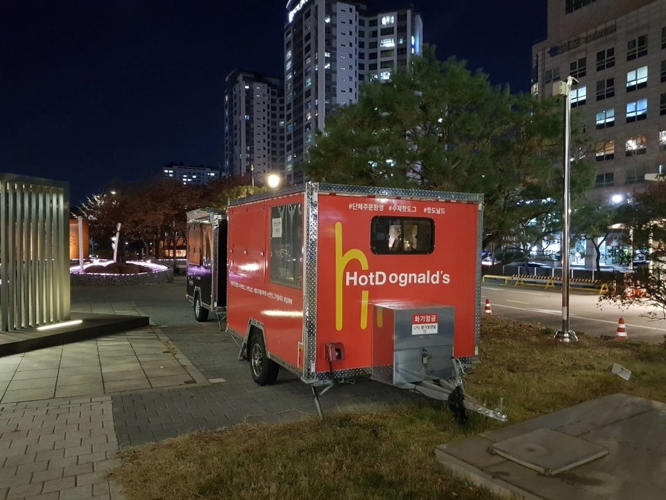 a food truck called Hot Dognald&#x27;s