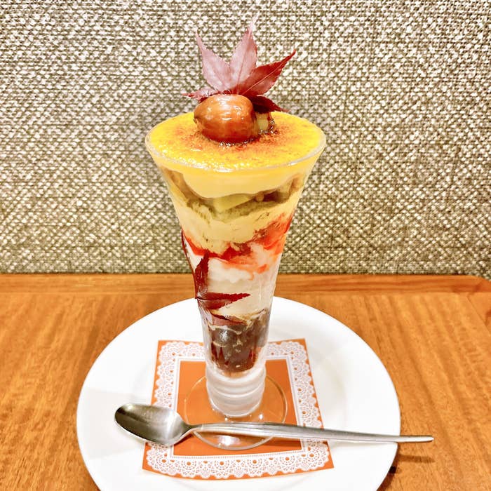 Royal Host(ロイヤルホスト)のオススメスイーツ「渋皮栗とほうじ茶のブリュレパフェ